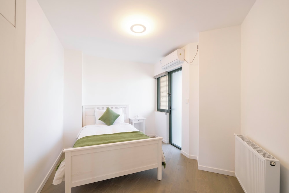 Tyms Elegant 4BR 2BA Apt in Xujiahui