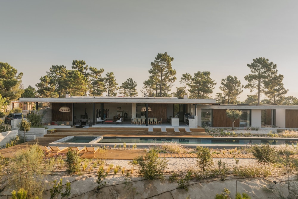 CL M Villa Retreat by Cadenzalux