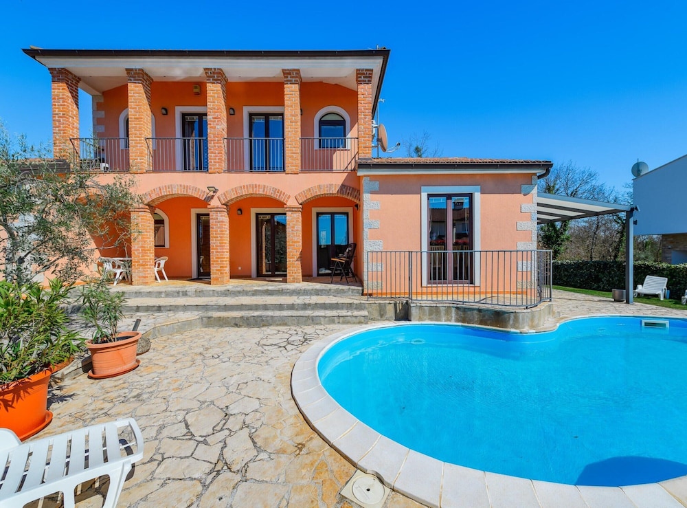 Villa in Visnjan With Private Heated Pool