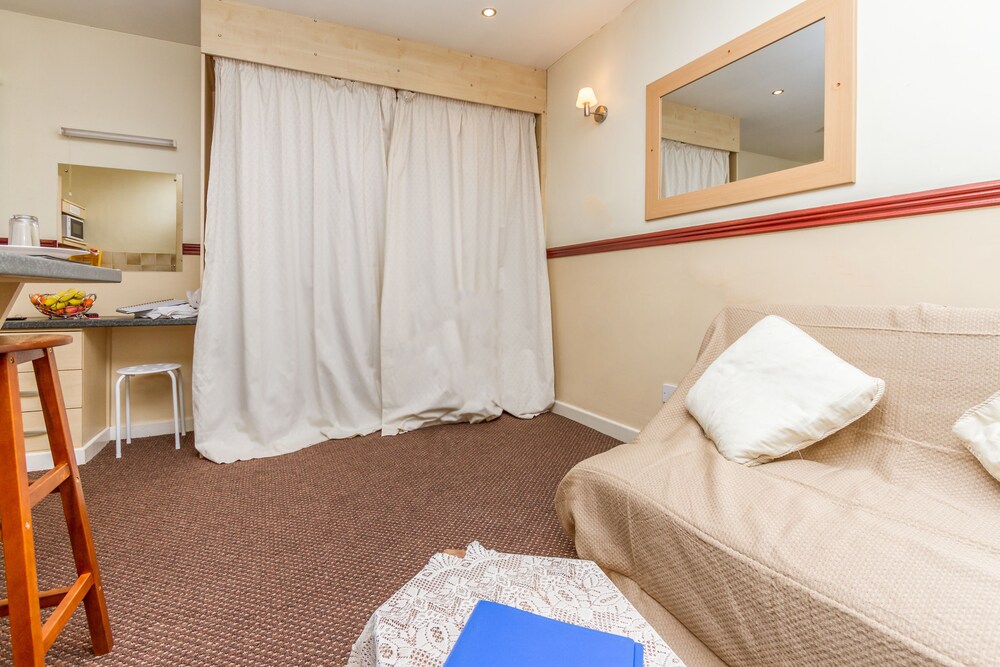 Lynton Apartments