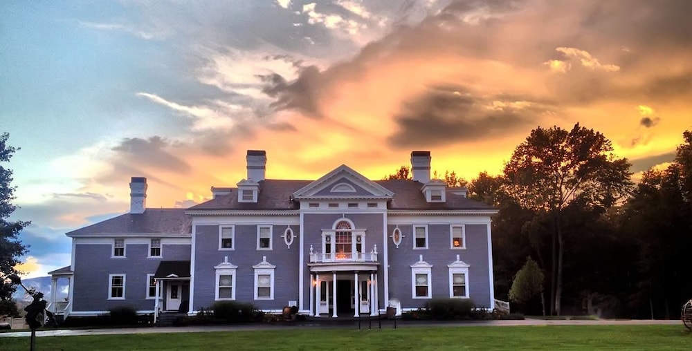 Lenox Vacations - Kemble Inn - Property Image 9