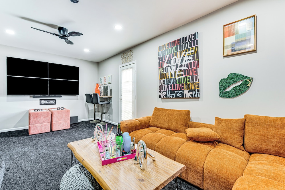 4 Mi to Airport: Atlanta Home w/ Deck & Hot Tub
