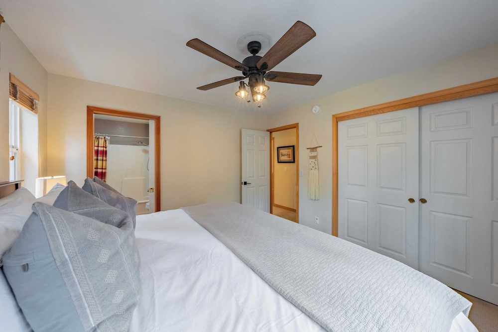Stylish Truckee Retreat Deck, Near Lake & Skiing Moraine by Avantstay