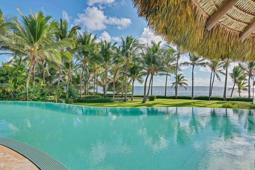 Dazzling Beachfront Villa With Swim-up Bar