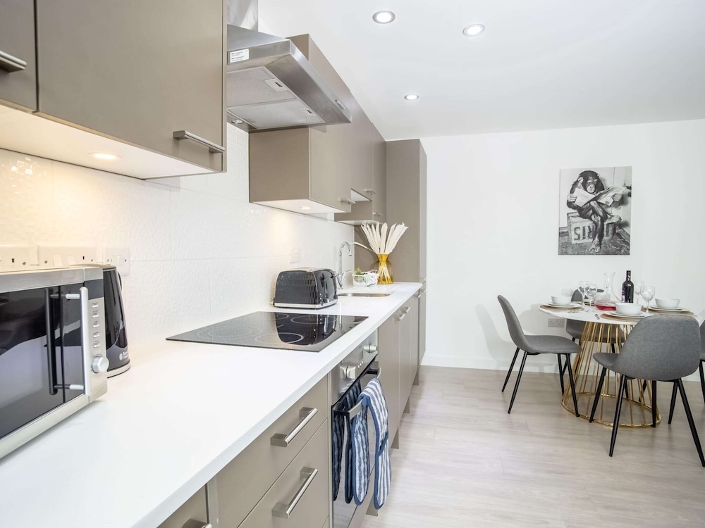 Exeter Cathedral Two-bedroom Stay view 4