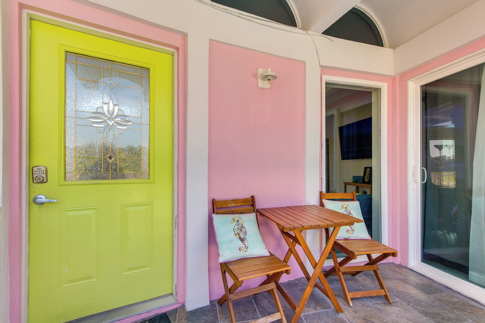 Walk to Beach: Unique Family Gem in Pass Christian