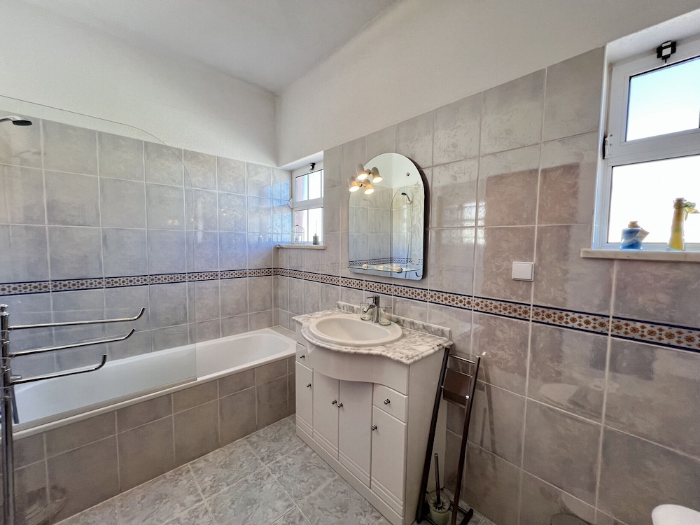 Pêra Stylish Villa With Pool by Homing