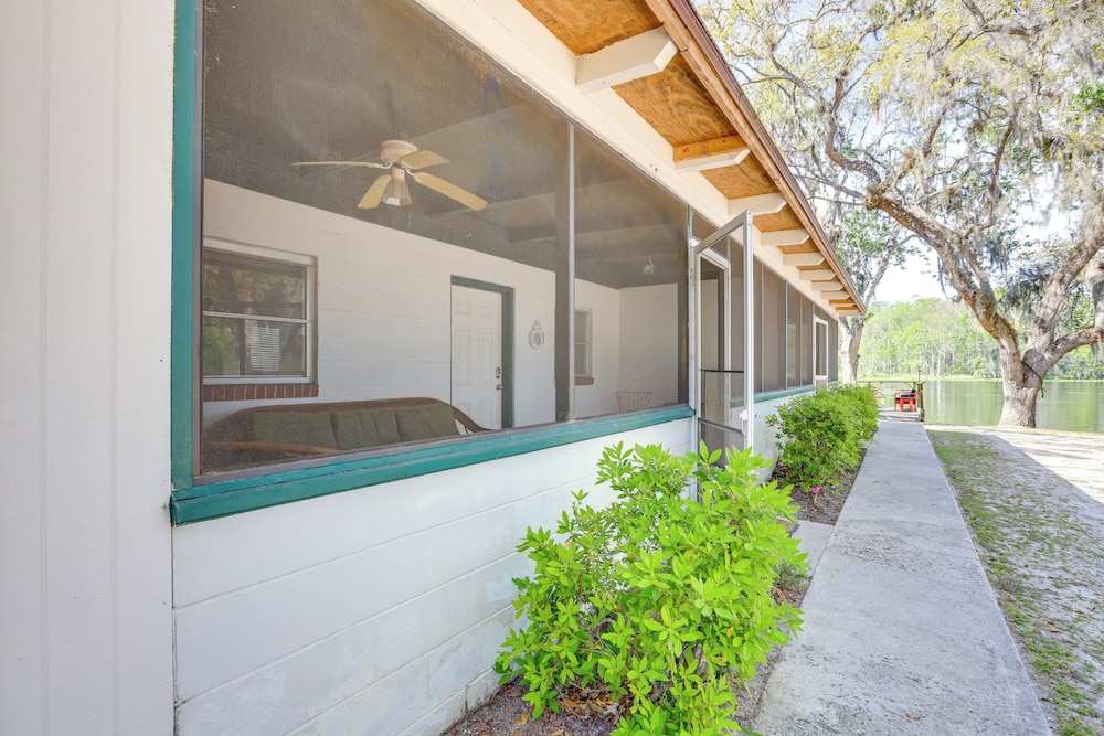 Lanai & Fire Pit: Riverfront Studio in Chiefland!