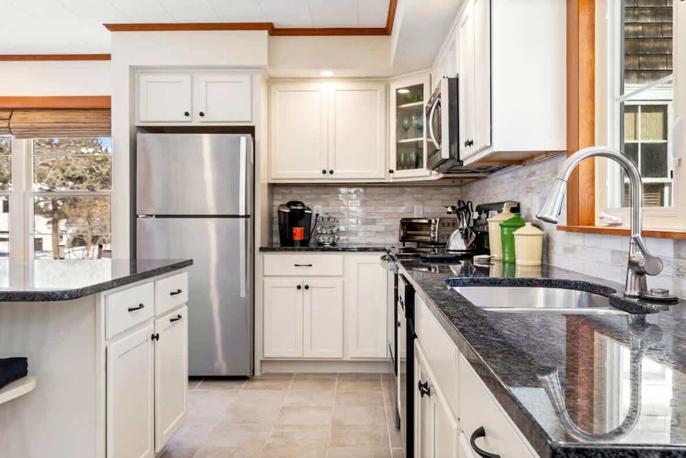 Bayview Beach Cottage For 4!