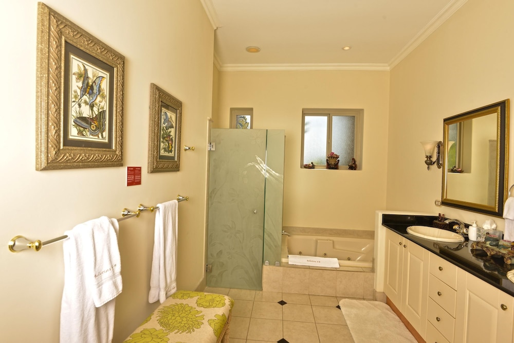 Bella Vista 4B - 3 bdr -3 1 2 Bath Ocean View view 2
