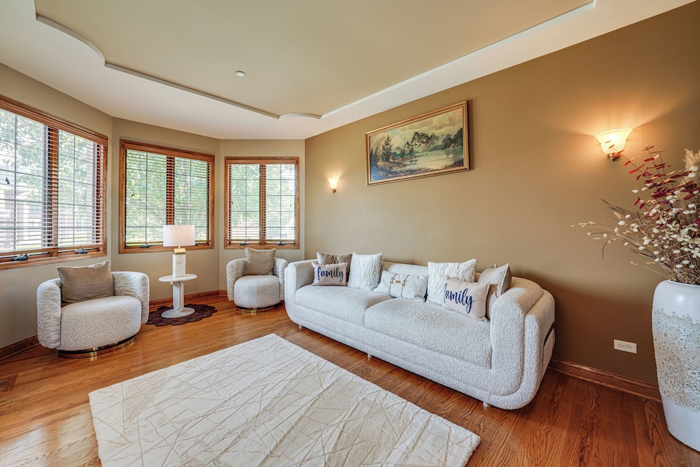 Game Room & Deck: Family Home in Chicago Area!
