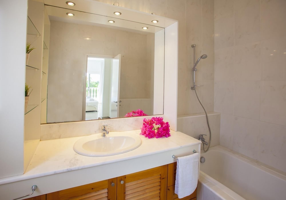 Sunset Beachfront Villa Meneou