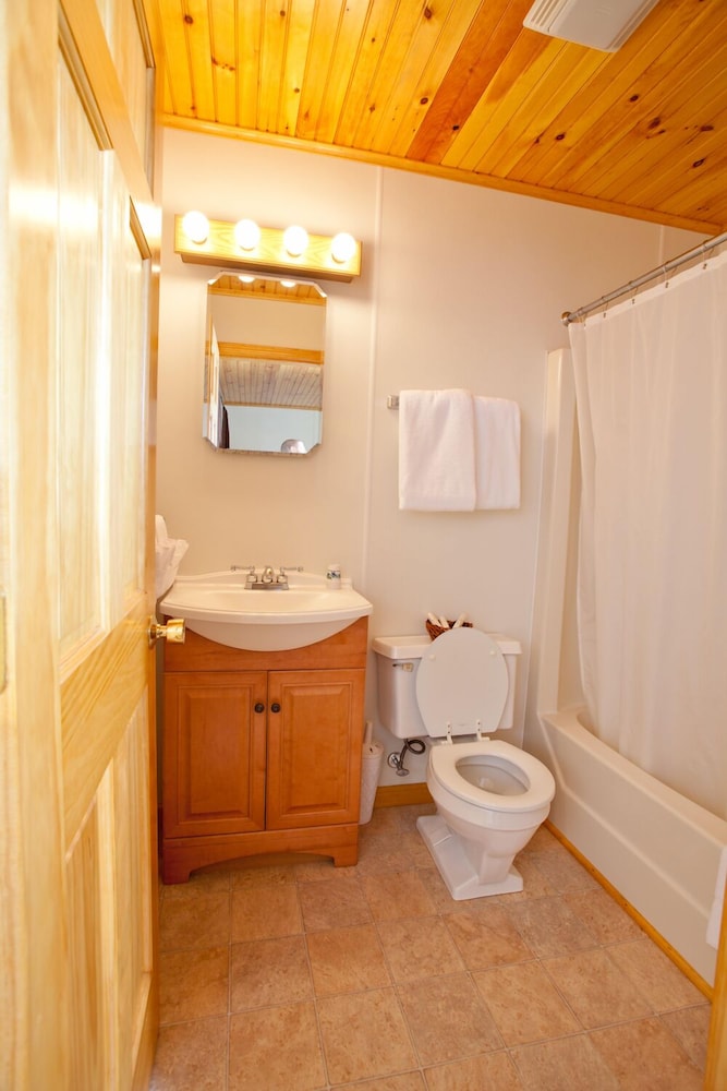 Blue Hill Lodge