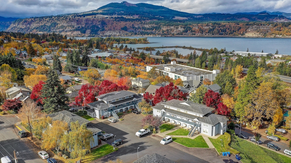 15 Lodge Condo with Hood River Bridge View by RedAwning