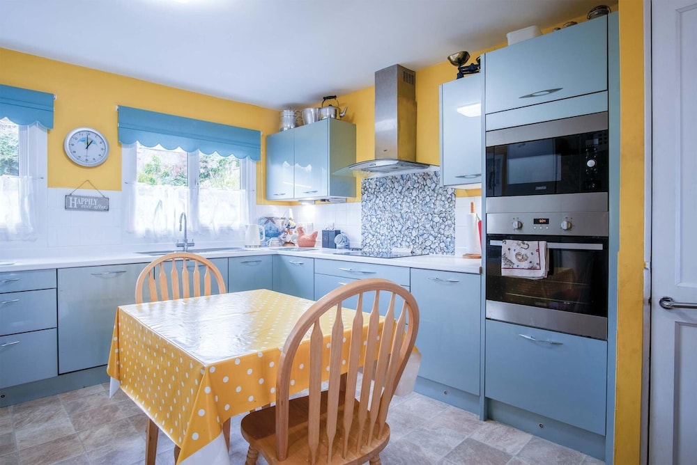 Gwelfor - 2 Bedroom Holiday Home - Solva view 2