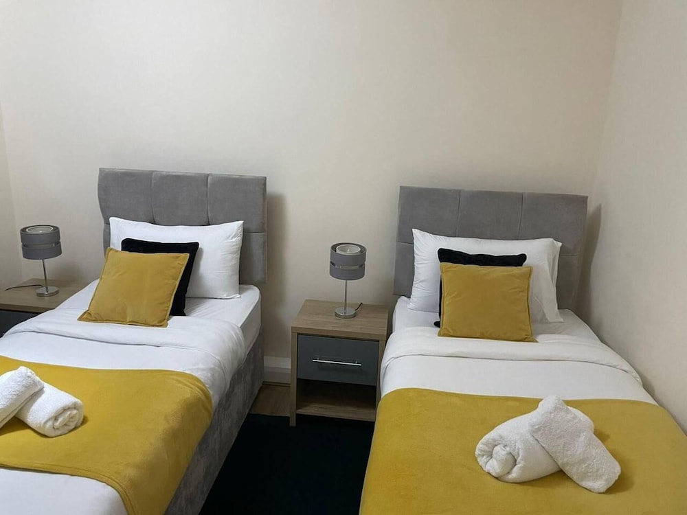Leeds Cosy,1br Apt, Garden & Free Parking view 3