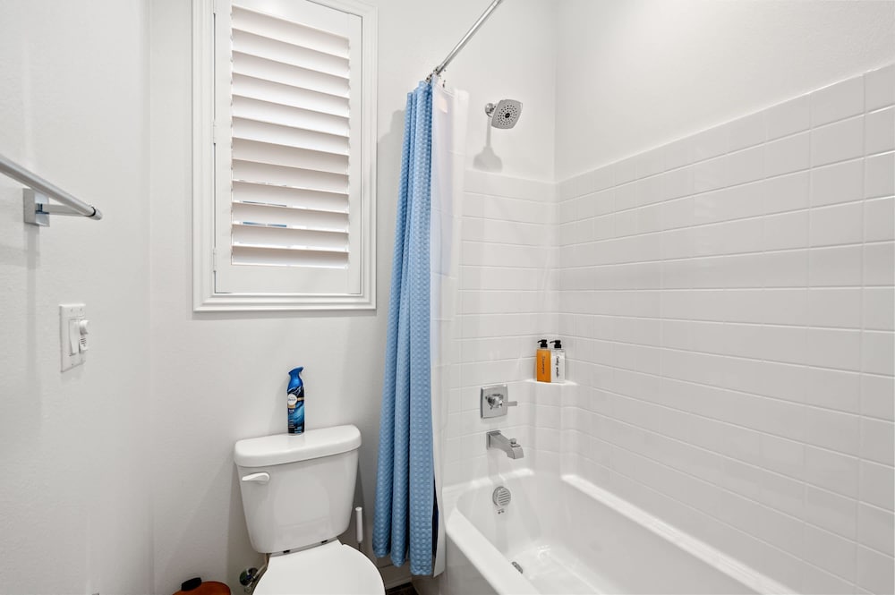 Spacious 5BR Getaway w Game Room Modern Comfort