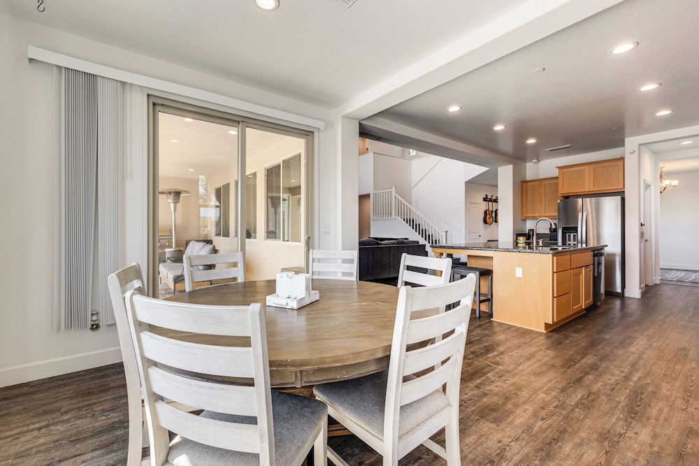 1 Mi to Golf! Spacious & Modern Home in Dinuba