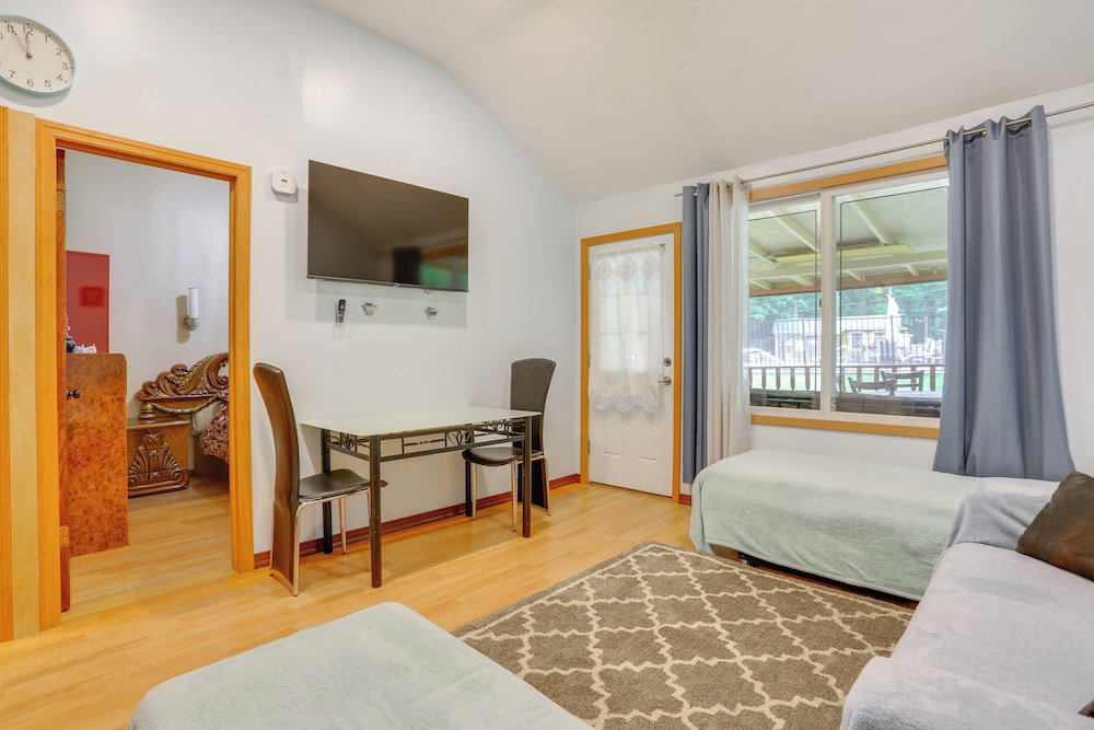 6 Mi to Bethel Woods: Cabin w/ Pool Access