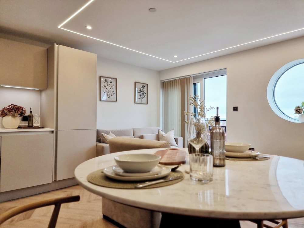 1 Bed Flat - Sleeps 2 - Parking - Wifi