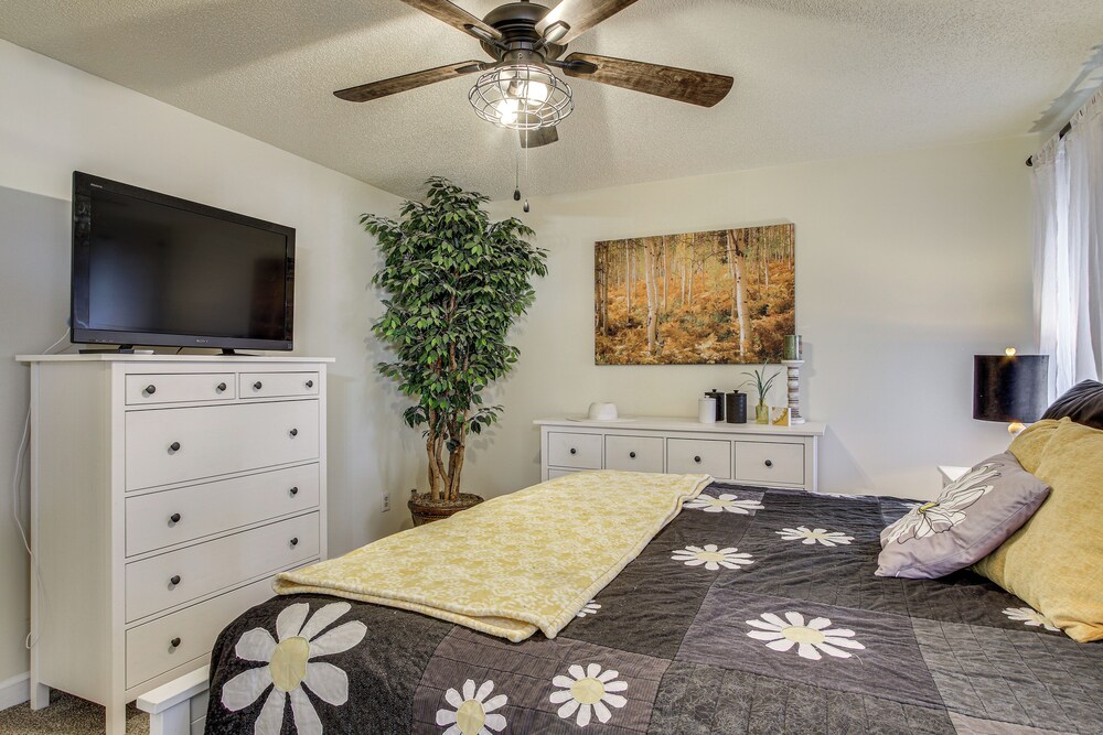 3 Mi to Marina: Quiet Getaway w/ Deck in Lexington