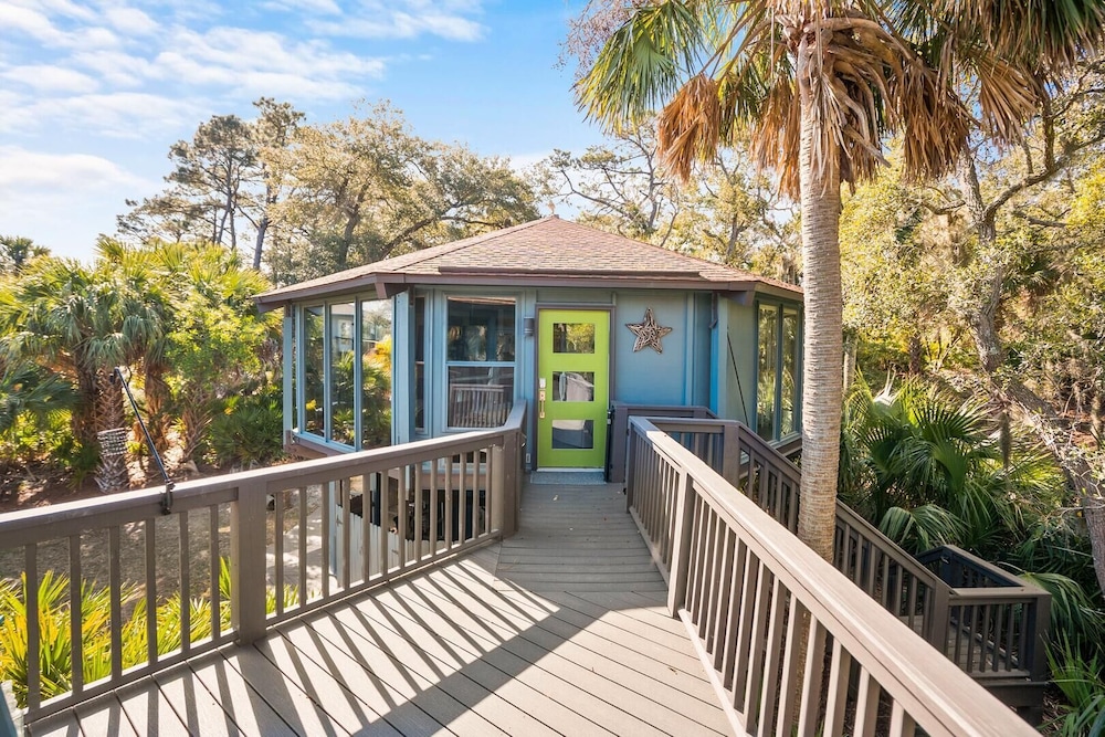 Charming 2-bed, 2-bath Home, Resort Access and Golf Cart Included!