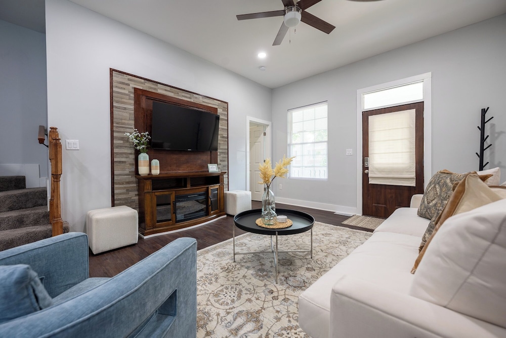 Spacious 5-Bedroom Blue Bungalow