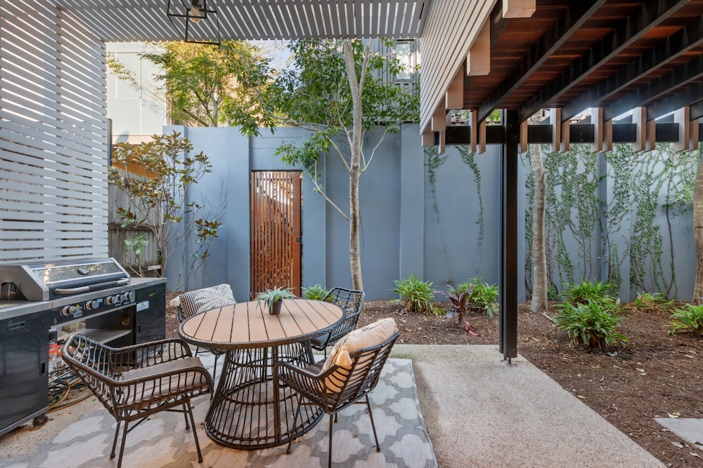 Bright 2-bed New Farm Apartment With Private Patio
