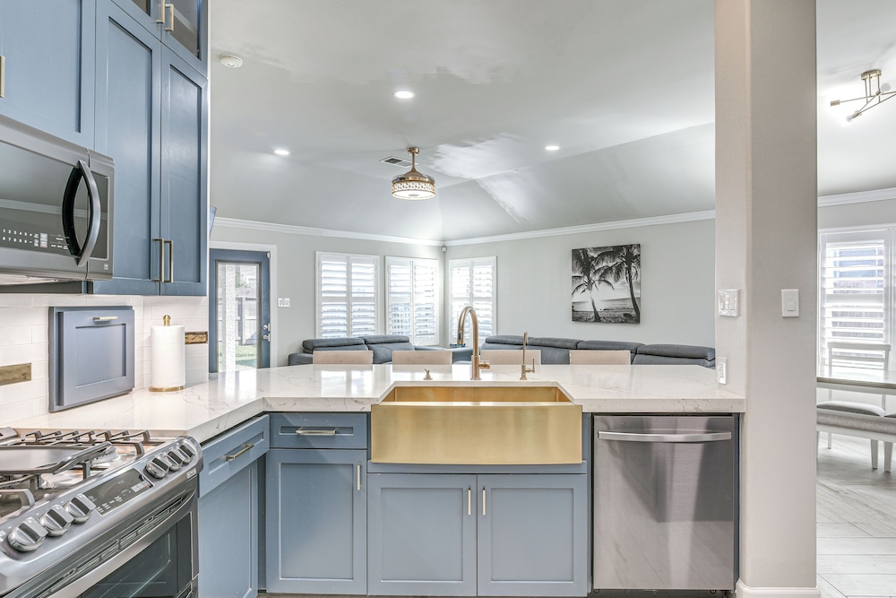 Community Pool & Courts: Missouri City Gem w/ Yard