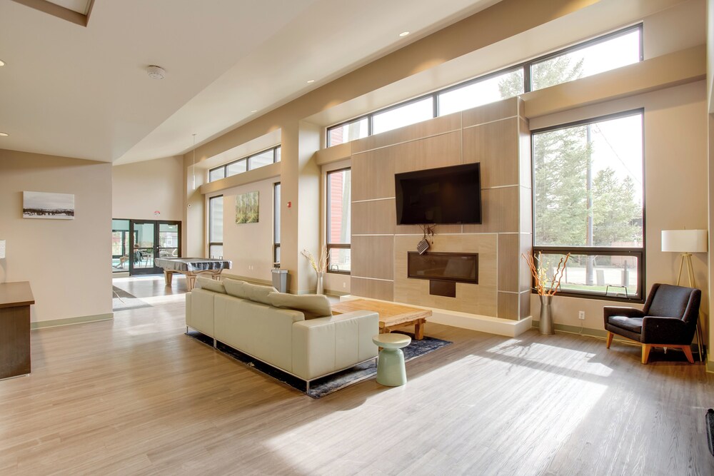 Pool & 3 Hot Tubs: Winter Park Condo on Bus Line