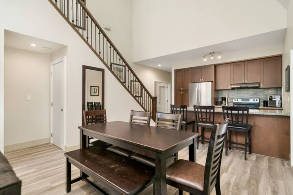 Modern 4BR Penthouse With Lake Views