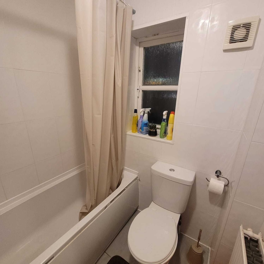Exquisite 3-bed Royal Pearl Home in Greater London