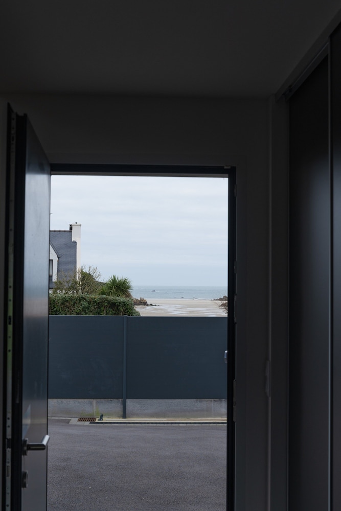 Pretty new House 2 Steps From the sea