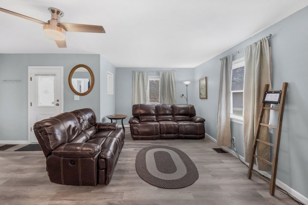 Cozy 2BR Home: With Lake Access & Work Space
