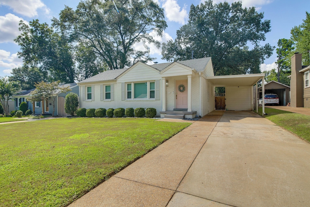 Updated Suburban Retreat: 8 Mi to Dtwn Memphis!