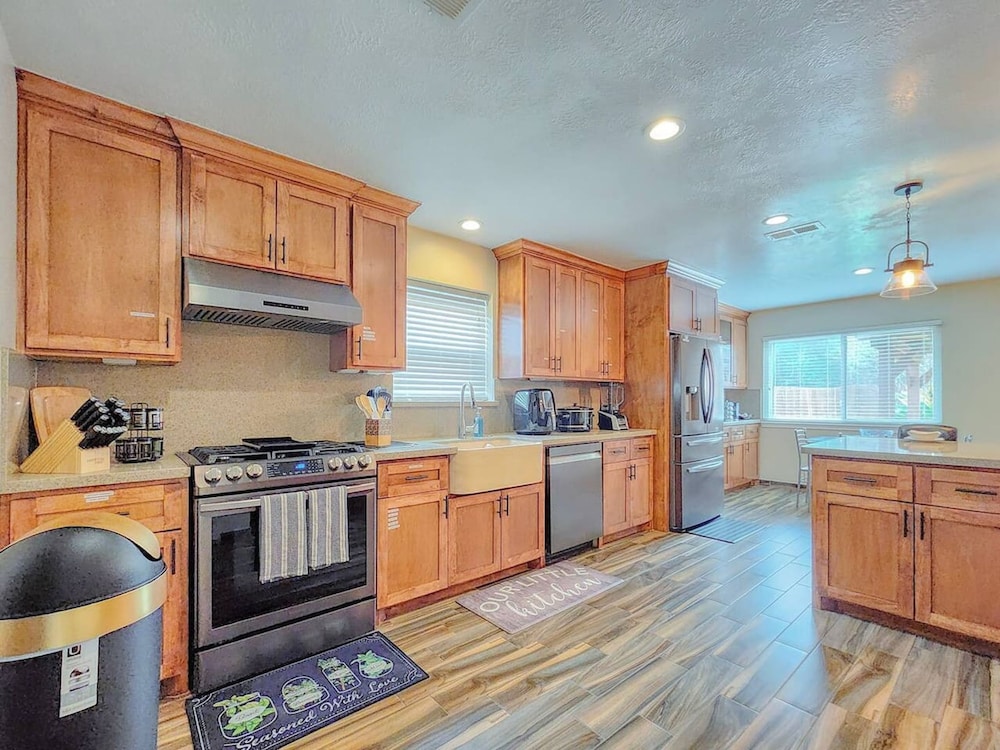 Katy Oasis w Game Room