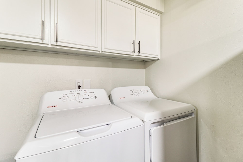 5 Mi to At&t Stadium: Townhome w/ Community Pools!