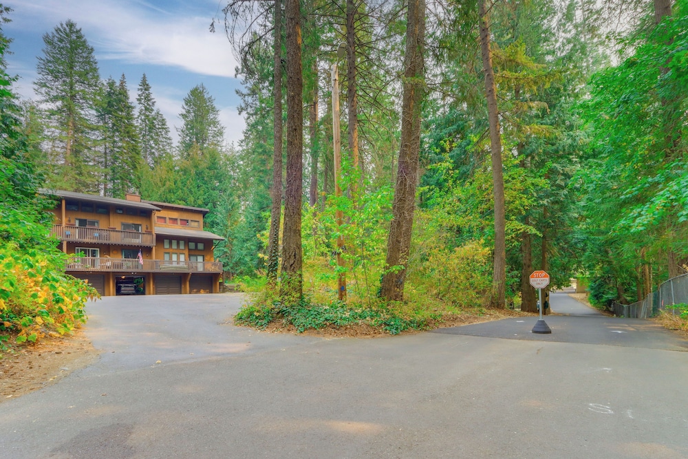 Walk to Twin Lakes: All-season Idaho Condo!