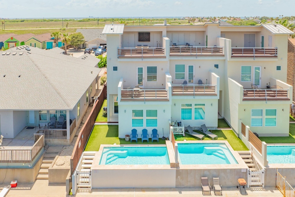 Waterfront Condo With Rooftop + Pool + Boat Slips