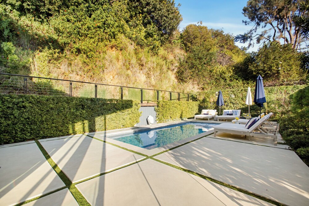 Belfast Estate - Mid-century Meets Modern - Luxe Poolside Villa