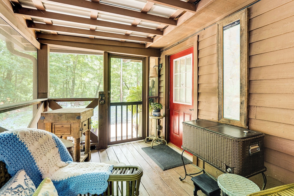 Screened Porch, Deck + Mtn Views: Andrews Retreat!
