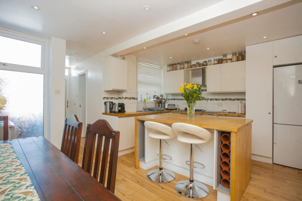 Stunning 3 Bedroom House With Garden in Battersea