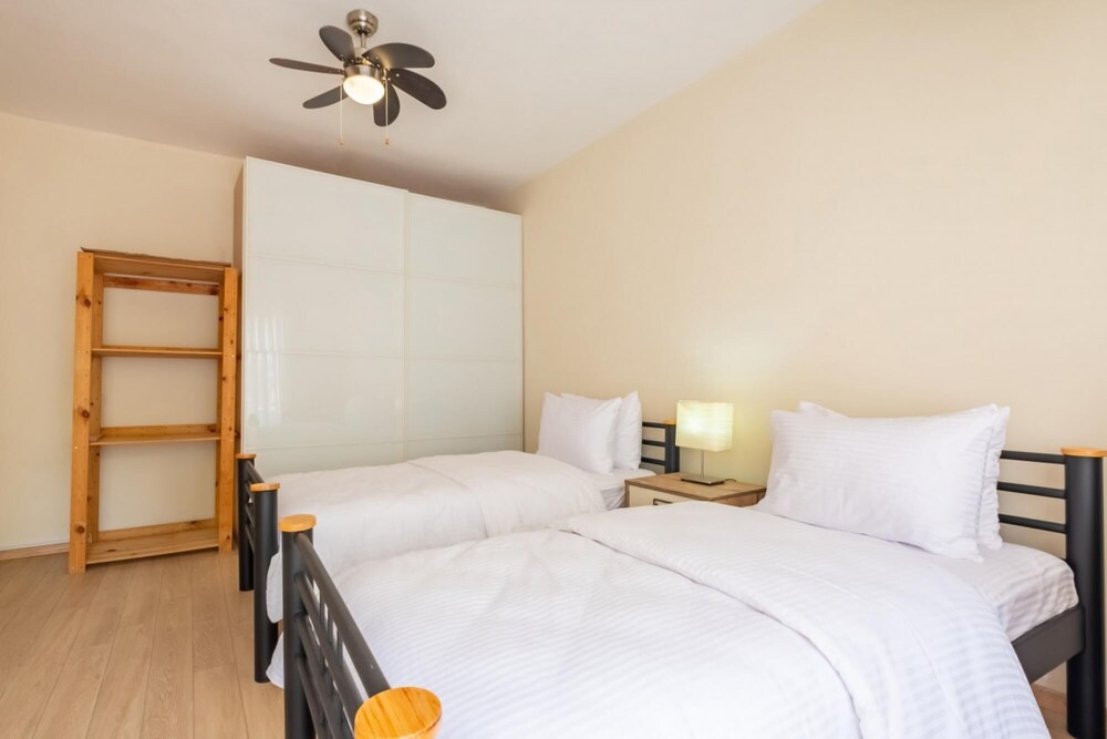 Flat With Garden Close to Coast in Uskudar