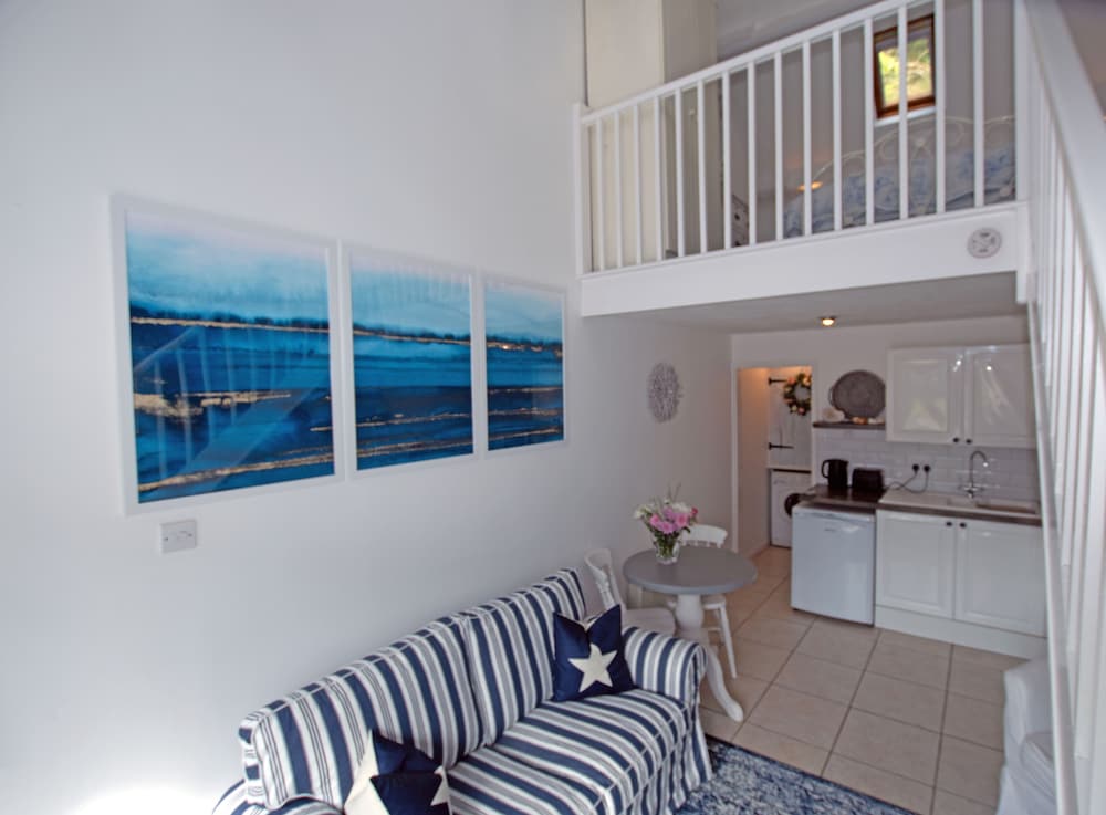 Charming 1-bed Cottage in Pembroke Close to Castle view 5