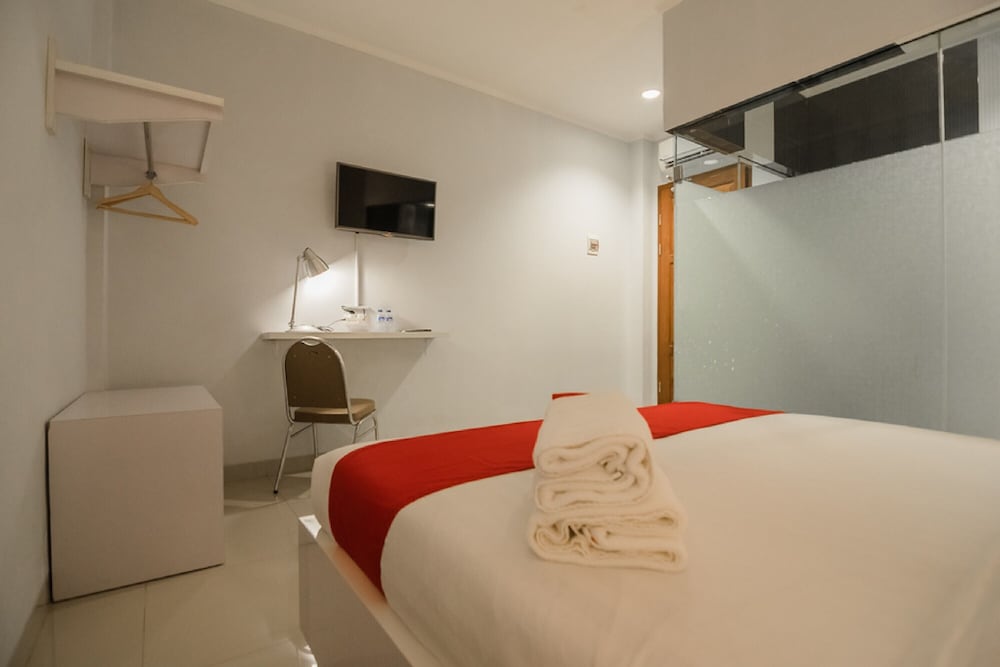 RedDoorz Plus near Soekarno Hatta Airport 2, Tangerang - 10