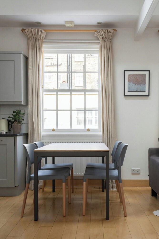 Bathurst Mews III by Onefinestay