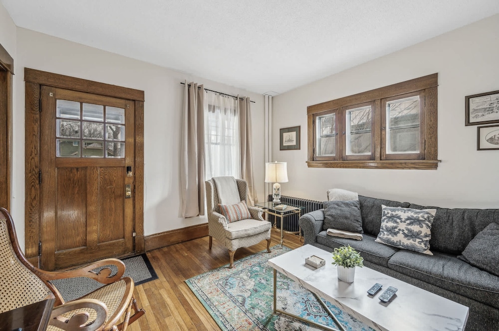 4BR 2BA Home in Charming St Paul - Sleeps 10