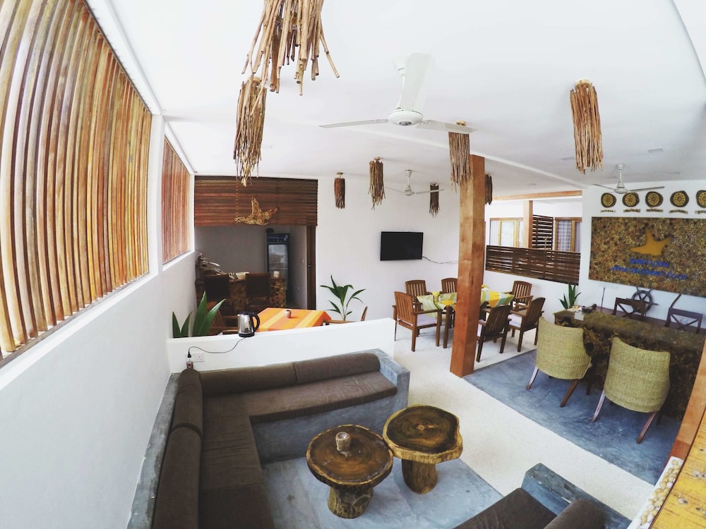 Dhiffushi White Sand Beach Hotel 21