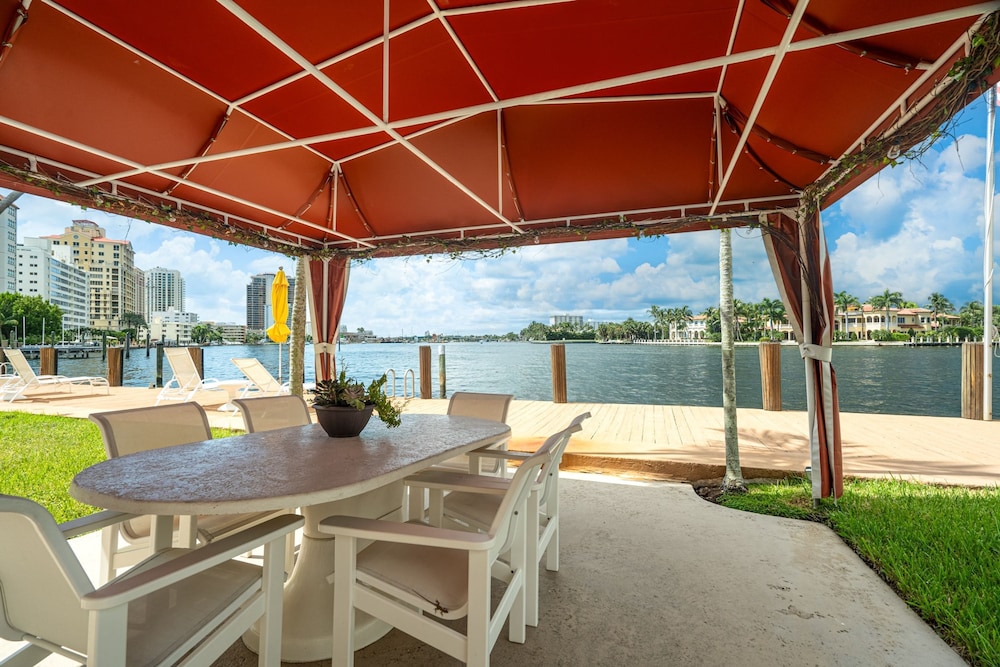 Walk to Ft Lauderdale Beach - Water Views Pool