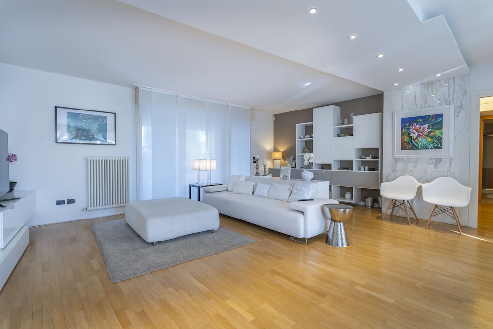 Teatro Nuovo Apartment with Free Parking view 3